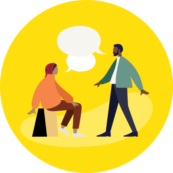 Een gele achtergrond met een cartoon die een feedback gesprek illustreert. Zo kan jouw organisatie leren van de feedback over de lokale activiteiten en informatie die jullie aanbieden.