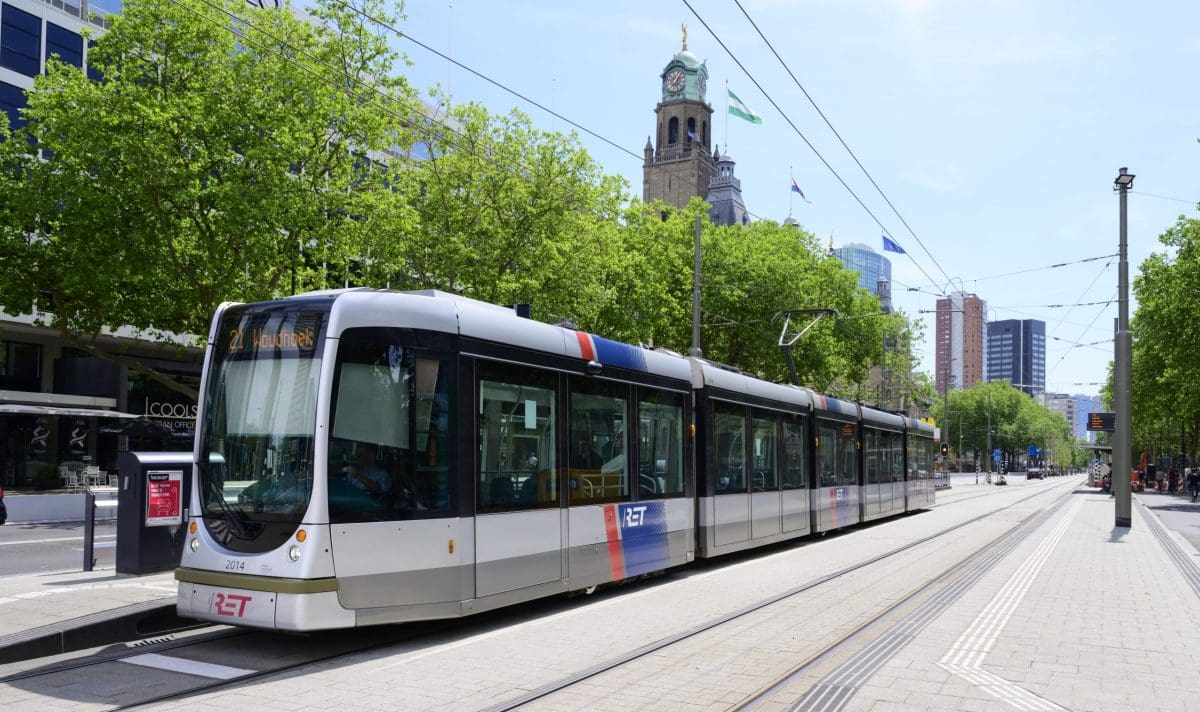 Reizen in het OV kan met op de foto te zien een tram